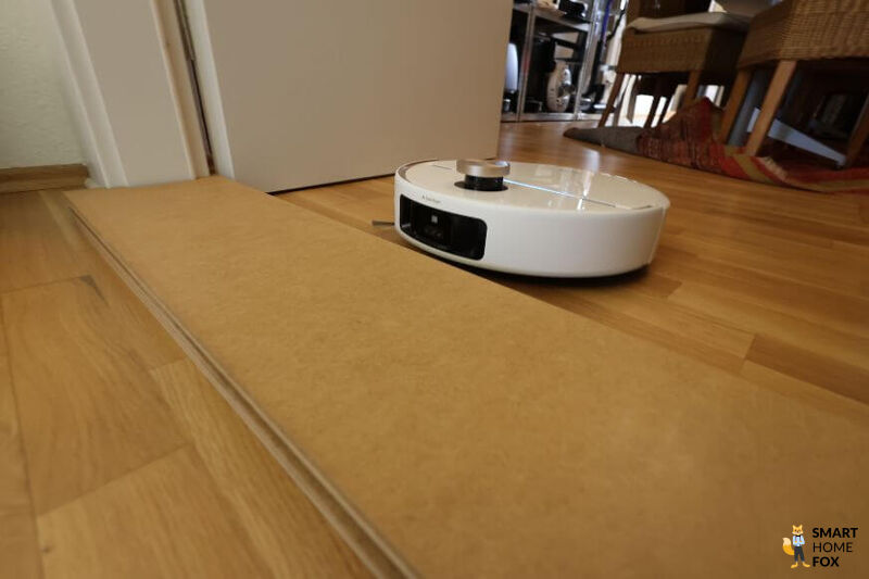 MOVA V70 Ultra Complete überwindet eine hohe Türschwelle mit dem StepMaster 2.0 System